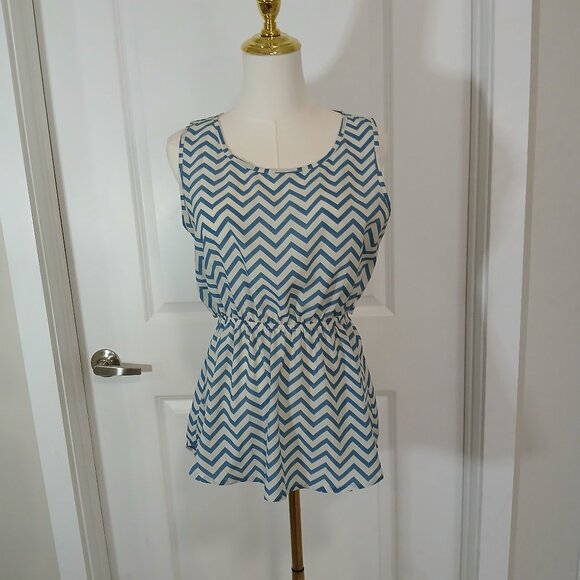Akira Chicago Red Label Tunic Top Women's Size L Blue White Chevron Print - Picture 1 of 7